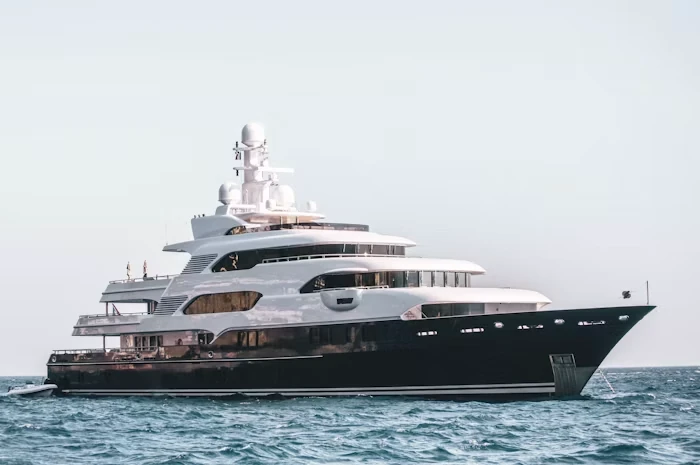 Sailing yacht with deck equipment